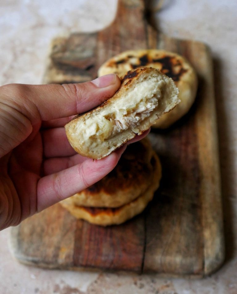 Pan en la sartén relleno de pollo, cebolla y queso
