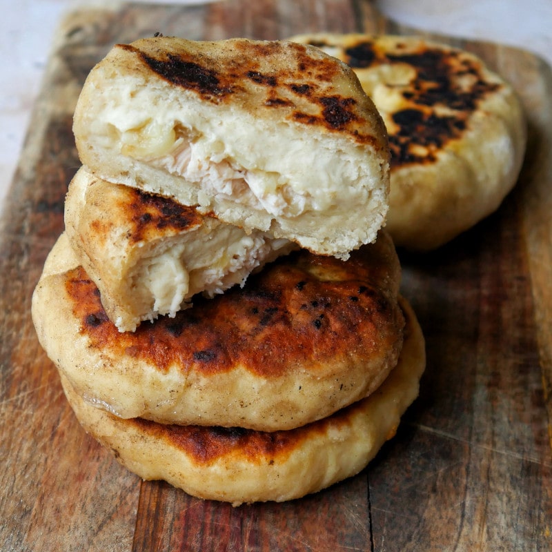Pan en la sartén relleno de pollo, cebolla y queso