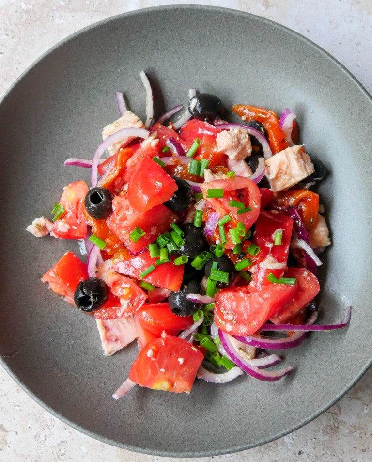 Ensalada de bonito, tomate, cebolla, pimiento escalibado y aceitunas negras