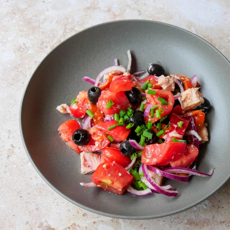Ensalada de bonito, tomate, cebolla, pimiento escalibado y aceitunas negras