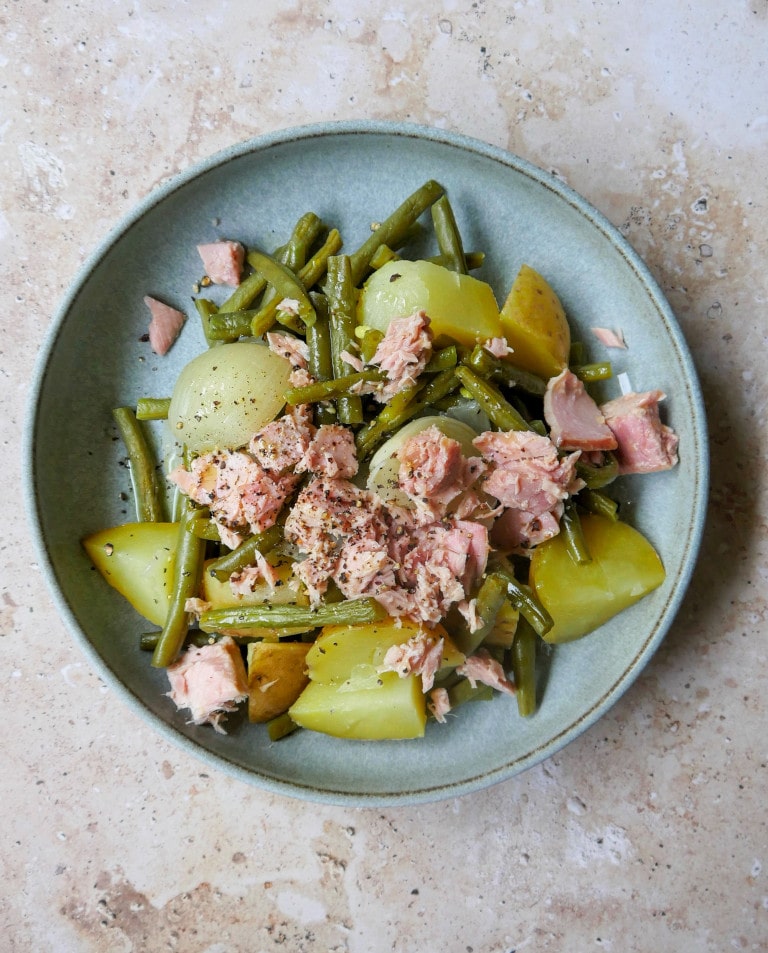 Judías verdes con patata y cebolla al vapor y atún al natural