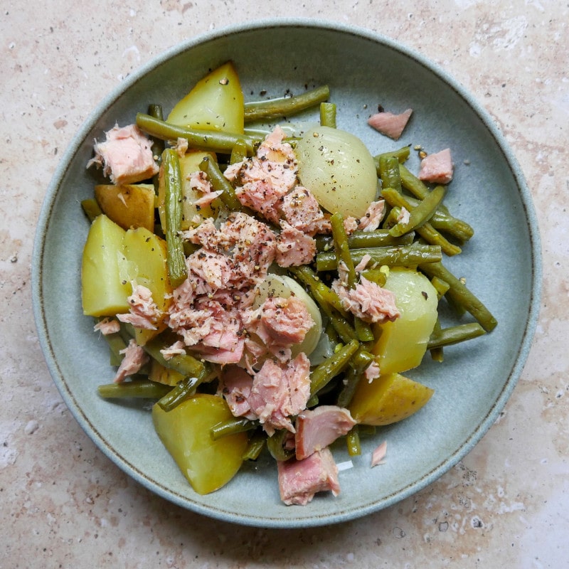 Judías verdes con patata y cebolla al vapor y atún al natural