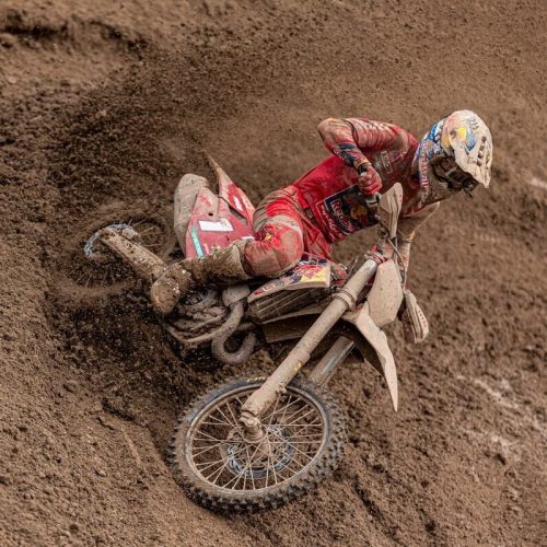 Prado recibe una de cal y una de arena en Letonia