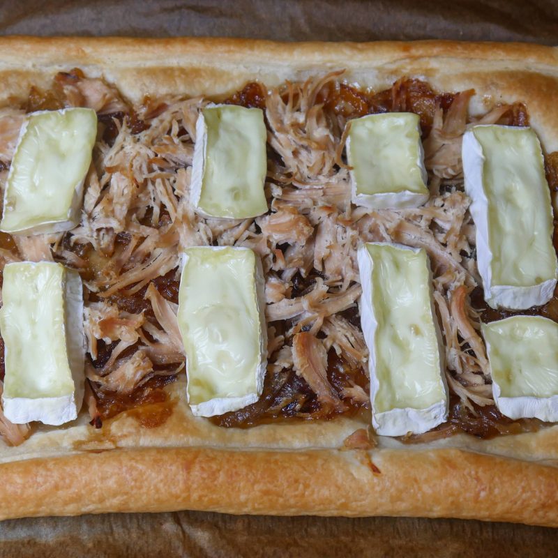 coca-pavo-cebolla-queso-brie-1