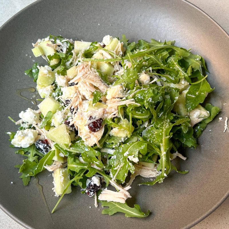 ensalada-manzana-rucula-pollo-queso
