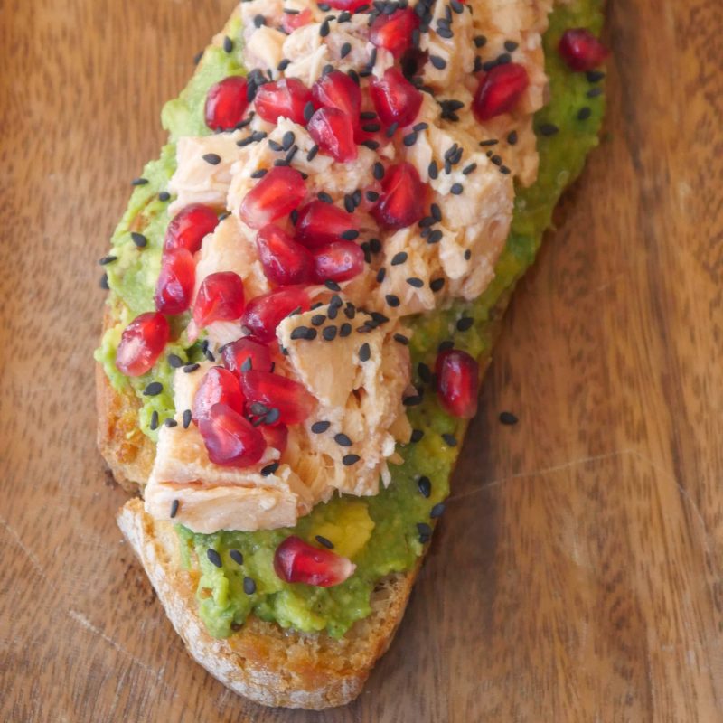 tostada-aguacate-granada-salmón