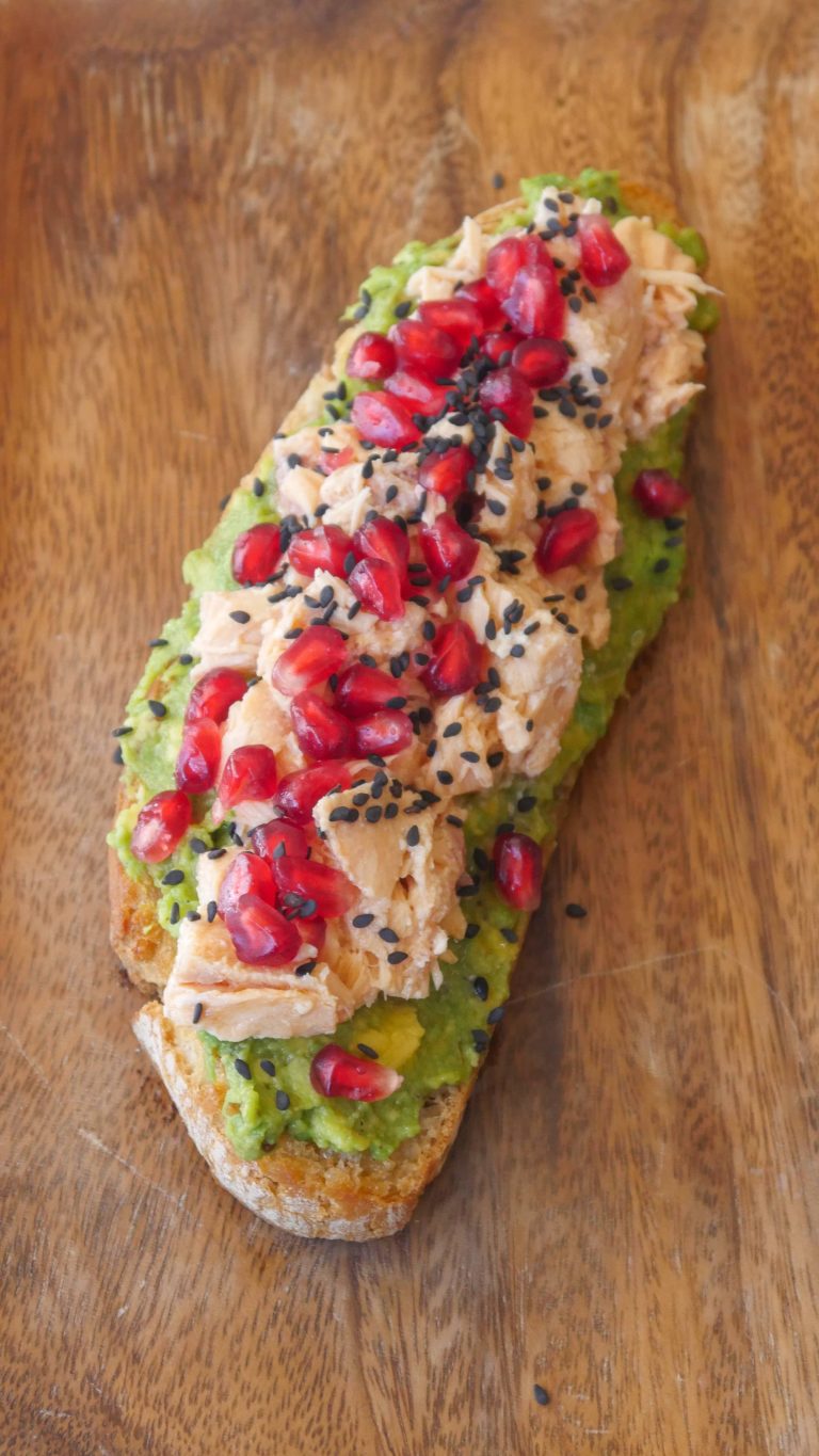 tostada-aguacate-granada-salmón
