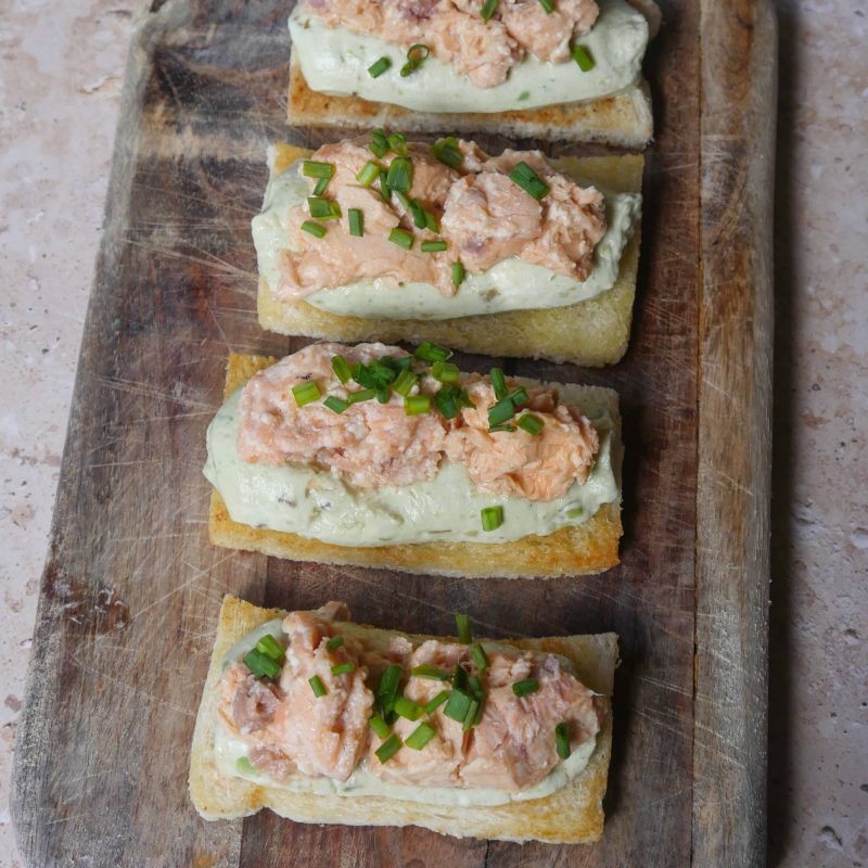 montaditos-salmon-ricotta-aguacate