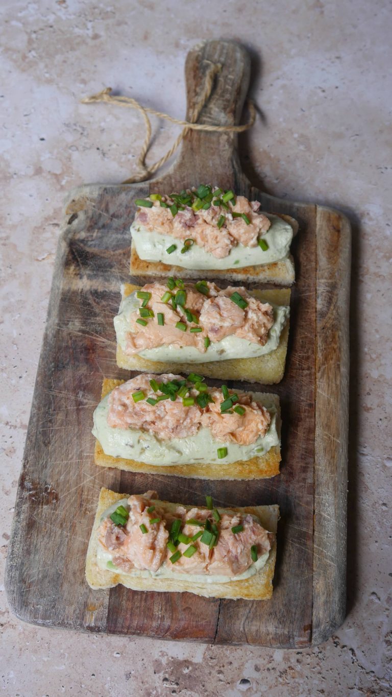 montaditos-salmon-ricotta-aguacate